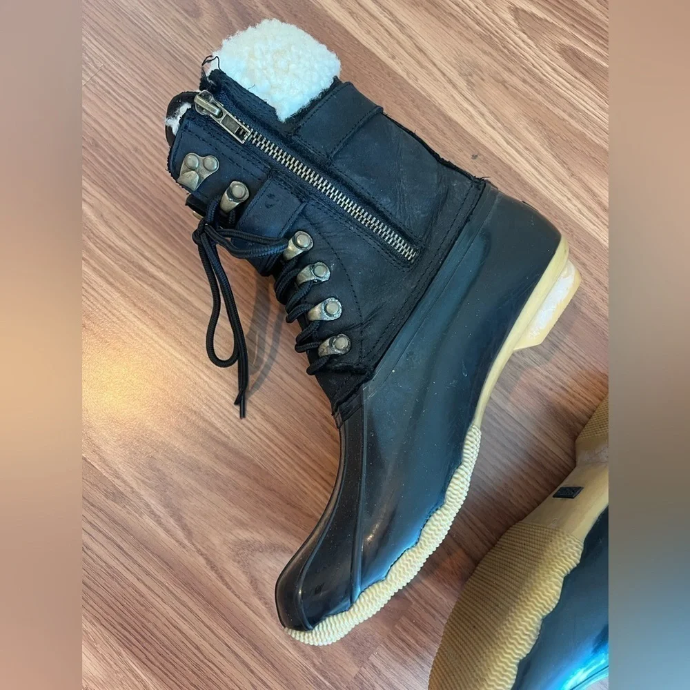 Sperry Top-Sider Black Boots with Cream Fur Lining